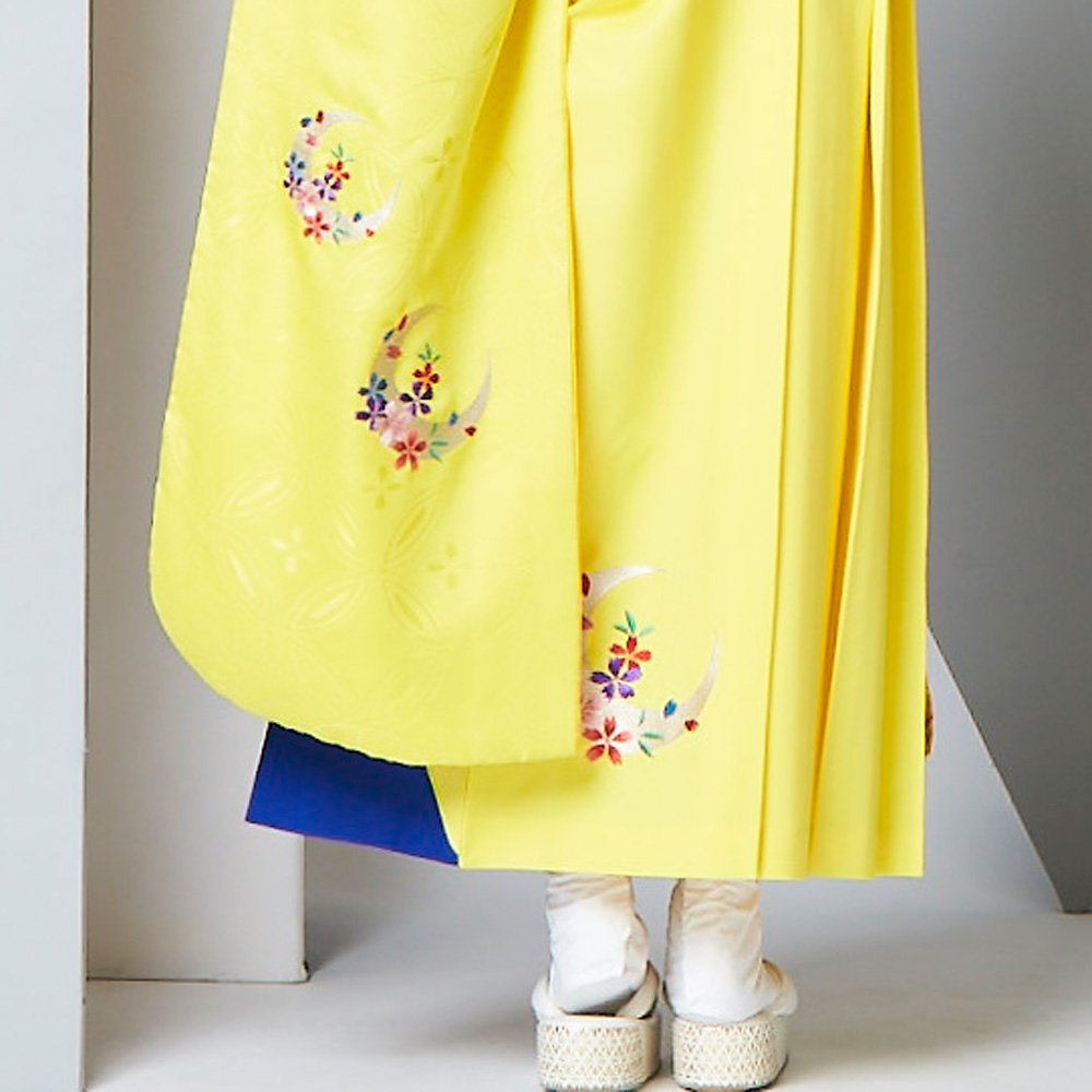 JROSSOの黄色が鮮やかな袴の柄のアップ