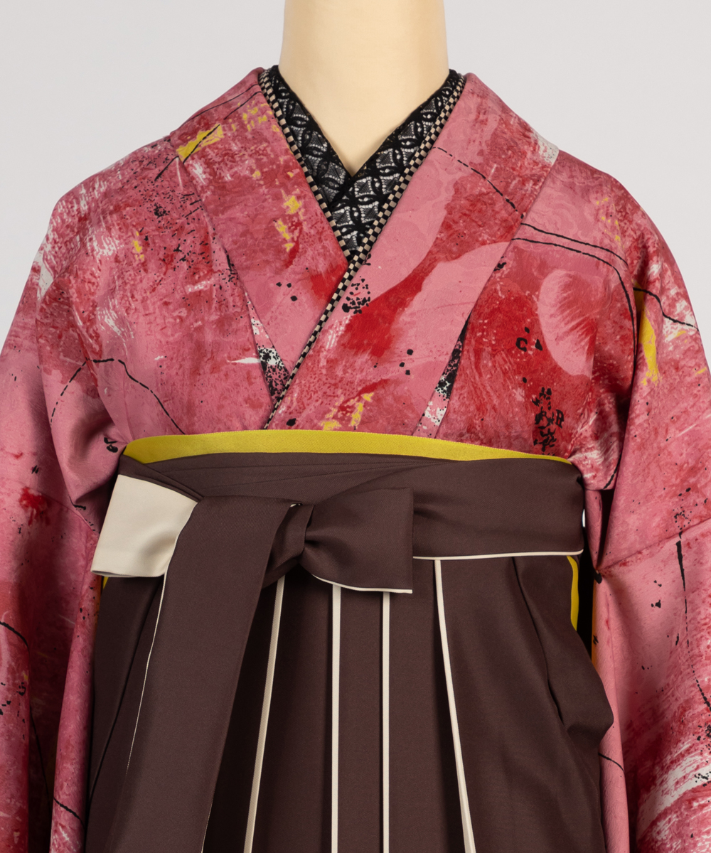 鮮やかで暖かみのあるピンクの卒業袴