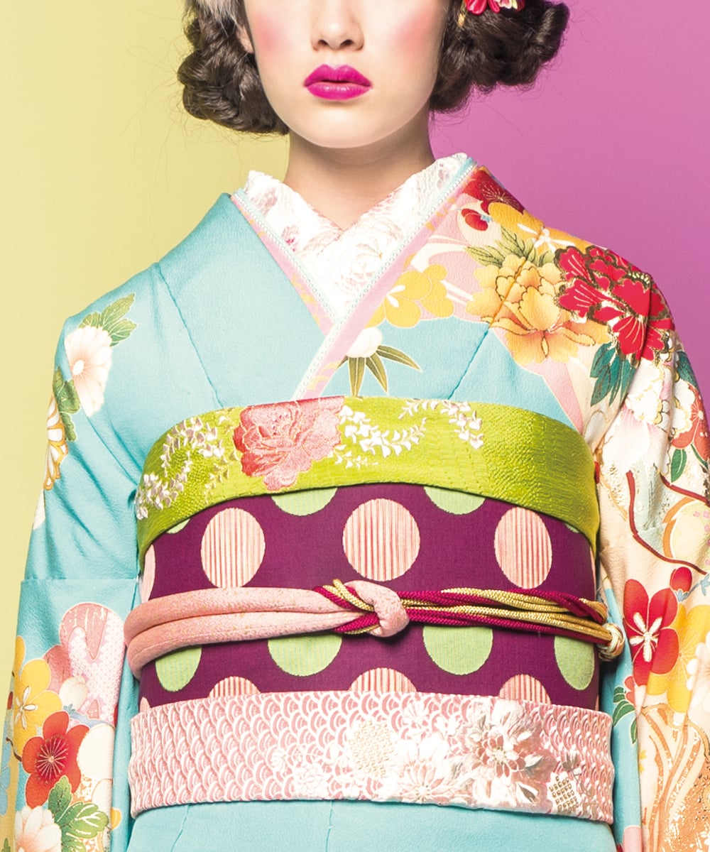 四季花が華やかに舞う振袖