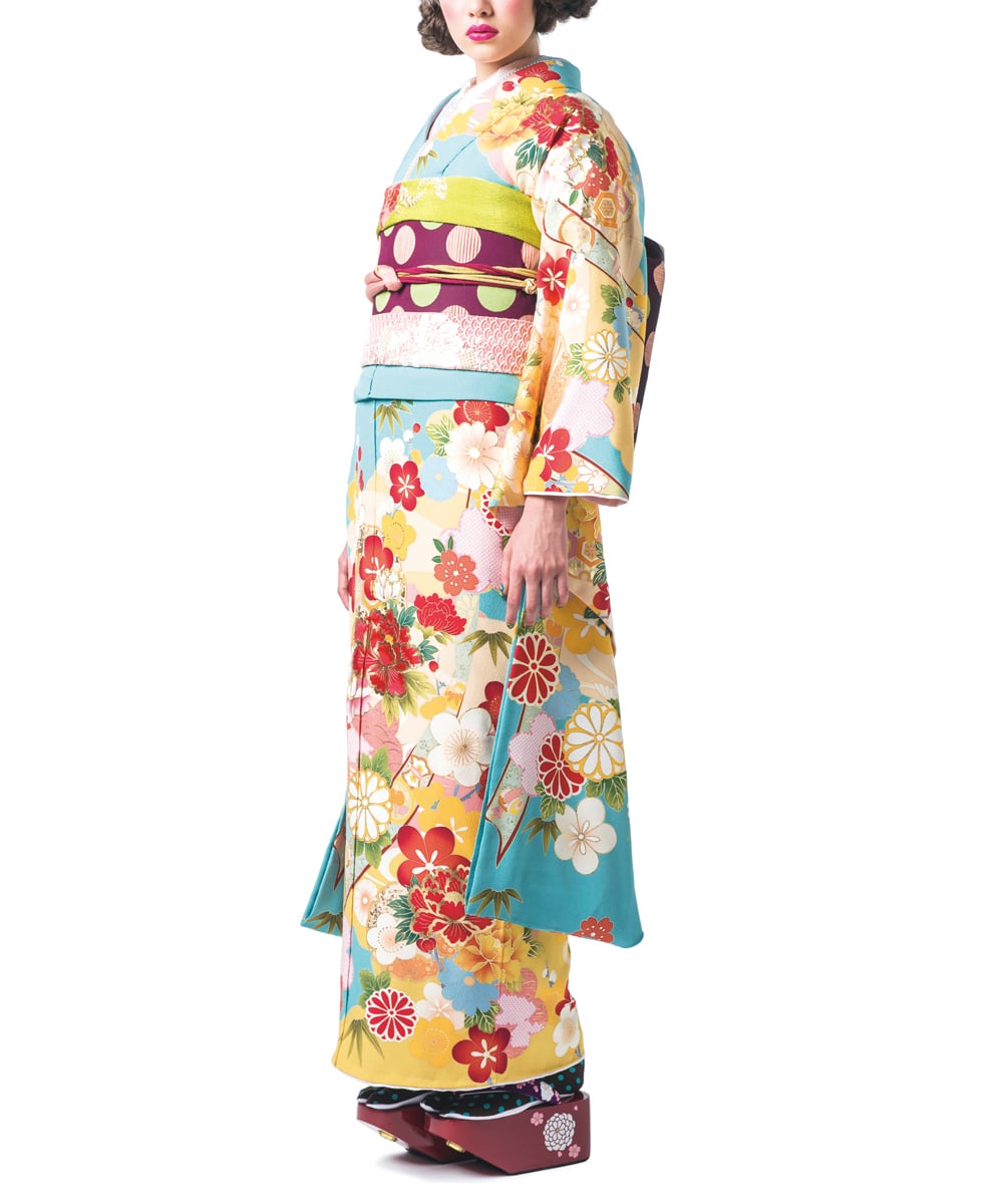 四季花が華やかに舞う振袖